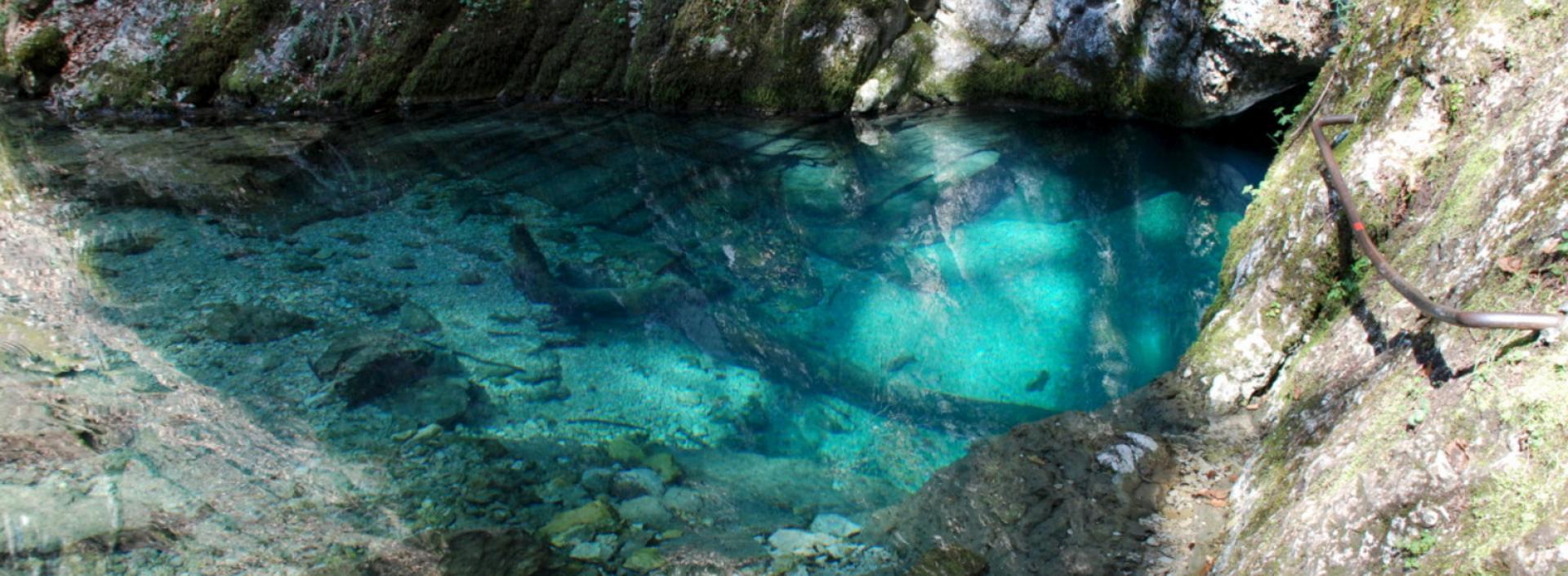 La Source bleue, résurgence qui doit sa couleur au trajet de la lumière dans une eau transparente et profonde et à la blancheur de la roche (Malbuisson, Doubs, 2007). - © BRGM - François Michel La Source bleue, résurgence aux eaux transparentes