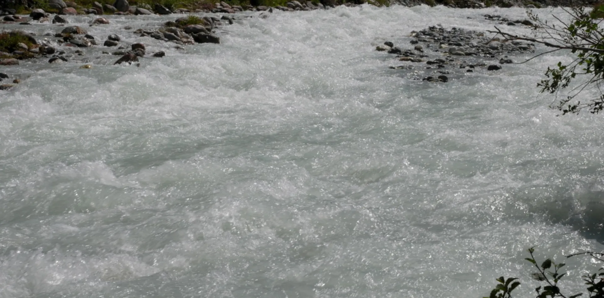 Tourbillons d’eau à la surface d’un torrent de montagne
